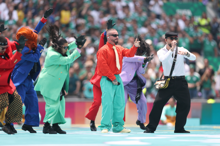 alt="alt="J Balvin y Ryan Castro cantando en la inauguración del Mundial 2026.""