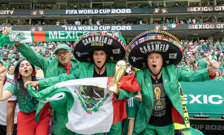 alt="alt="Aficionados mexicanos en el Estadio Azteca, disfrutando del partido entre la selección mexicana y Sudáfrica.""