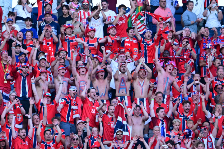 alt="alt="Aficionados norguegos en las gradas del Mundial 2026.""