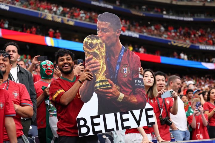 alt="alt="Aficionados de Portugal en el Mundial 2026 con una imagen de Cristiano Ronaldo.""