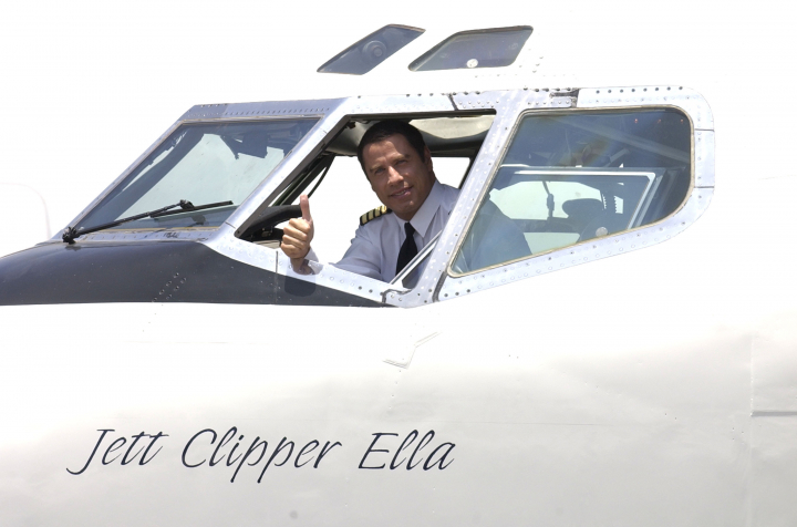 Travolta durante la ceremonia en la que John Travolta se convierte en "embajador general" de Qantas Airlines en la Terminal Imperial del aeropuerto de Los Ángeles (LAX) en Los Ángeles, California, Estados Unidos.