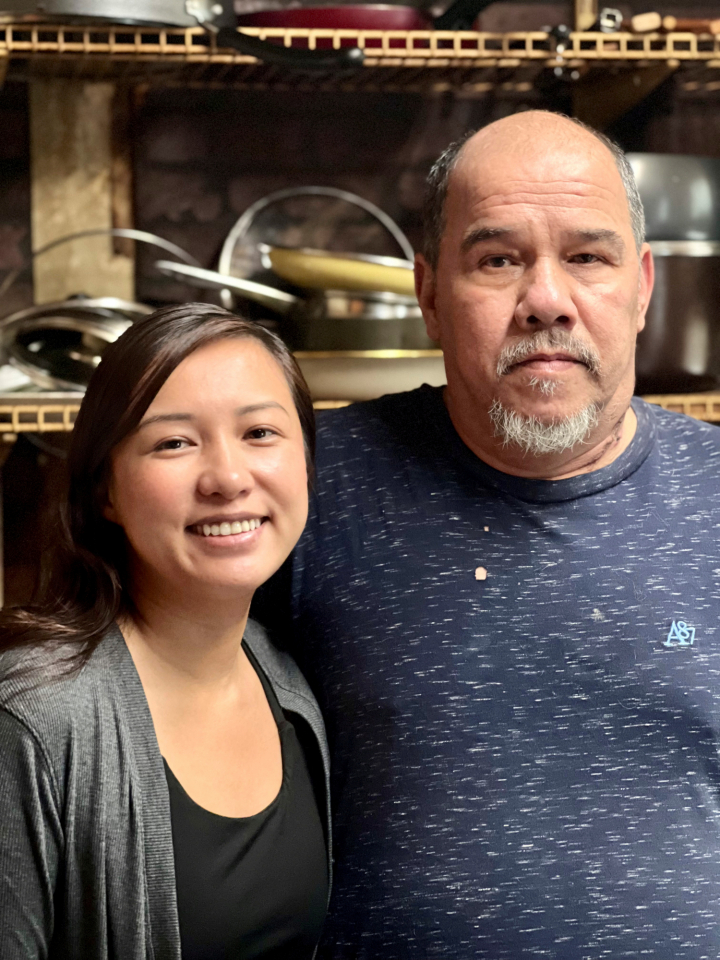 Tuan Van Bui, un detenido del ICE originario de Vietnam que falleció bajo custodia, con su hijastra, Ly Wang, en su casa en Filadelfia.