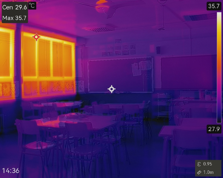 Tetuán district, Northwest Madrid
Greenpeace has used a thermal camera to record temperatures far above recommended levels in public schools in Alicante, Barcelona, Madrid, Ourense, and Seville. This illustrates the heat endured by students and school staff during Spain’s hottest days.
The organization joins forces with other organizations in the sector to demand urgent measures for air conditioning in classrooms and schoolyards. In the face of increasingly intense and frequent heat waves, public spaces must serve as climate-controlled refuges to prevent the worst effects of climate change on the health of children, who are especially vulnerable to high temperatures.
Barrio de Tetuán, noroeste de Madrid
Greenpeace ha captado con una cámara termográfica temperaturas muy por encima de lo recomendado en centros educativos públicos de Alicante, Barcelona, Madrid, Ourense y Sevilla. Un ejemplo del calor que sufren el alumnado y el personal educativo durante los días de más calor en España.
La organización se suma a organizaciones del sector y exige medidas urgentes de climatización en aulas y patios. Antes olas de calor cada vez más intensas y habituales, los espacios públicos deben ser refugios climáticos para evitar los peores efectos del cambio climático en la salud de niños y niñas, especialmente vulnerables a las altas temperaturas.