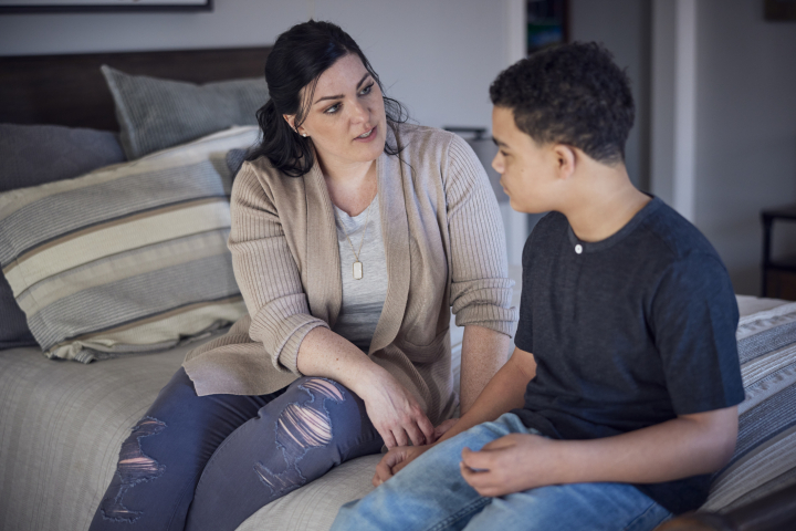 Una madre habla con su hijo
