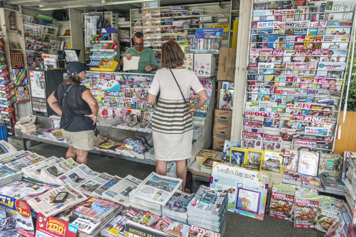 Dos mujeres compran en un kiosko de prensa en Barcelona