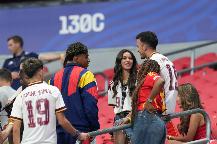 alt="alt="Lamine Yamal comparte con su familia en el Mundial 2026.""
