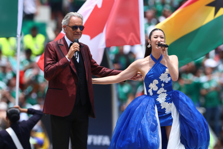 alt="alt="Andrea Bocelli y Ejae en el Estadio Azteca, haciendo parte de la inauguración del Mundial 2026.""
