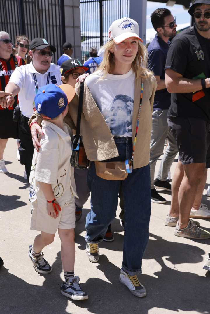 alt="alt="Naomi Watts, actriz británica, junto a su hijo en el Mundial 2026.""