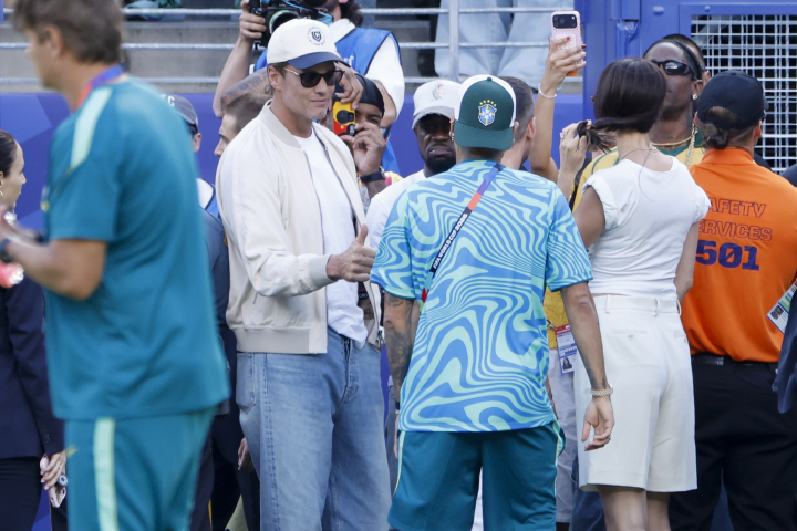 alt="alt="Tom Brady, jugador de fútbol americano, saludando al futbolista brasilero Neymar Júnior en el Mundial 2026.""