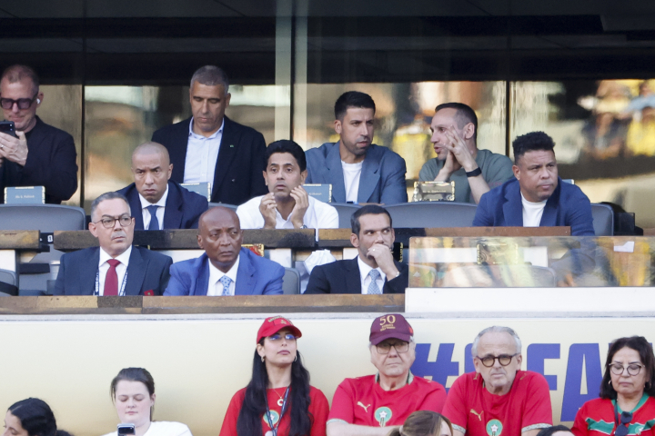 alt="alt="El exfutbolista brasilero Ronaldo Nazario, junto al exjugador alemán Sami Khedira y el presidente del PSG, Al-Khelaïfi, en el Mundial 2026.""