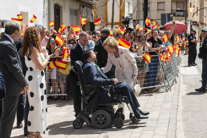 La reina Sofía saluda al alcalde de La Roda, que padece ELA, en presencia de Emiliano García-Page en la inauguración del III Congreso Internacional de ELA 'Manolo Barrós