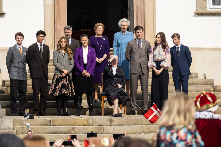 Margarita de Dinamarca con sus hermanas, Benedicta y Ana María, su hijo Federico, su nuera Mary, y seis de sus ocho nietos en la celebración de su 85 cumpleaños