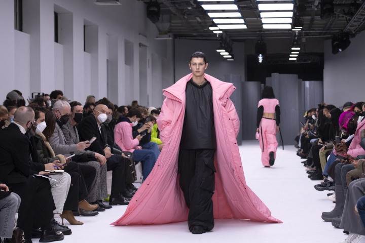 Nikolai de Dinamarca desfilando para Louis Vuitton en la Paris Fashion Week 2022