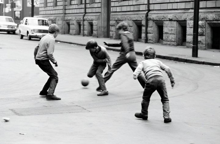 Unos niños pequeños jugando al fútbol en la calle en la década de 1970