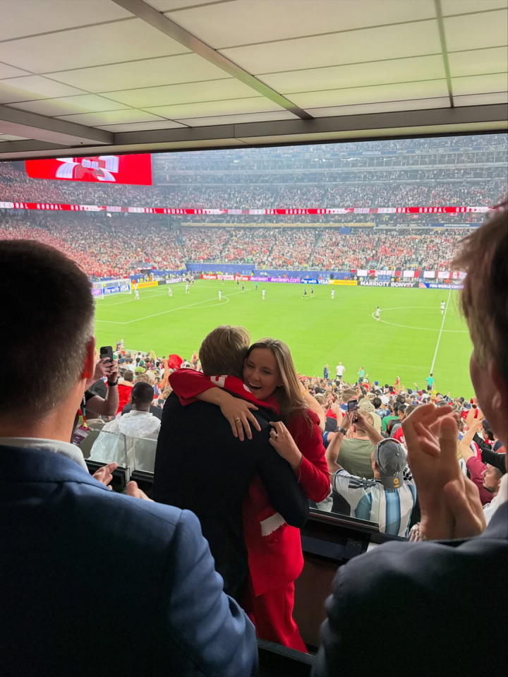 Ingrid Alexandra y Sverre Magnus de Noruega abrazándose por la victoria de Noruega ante Senegal en el Mundial 2026