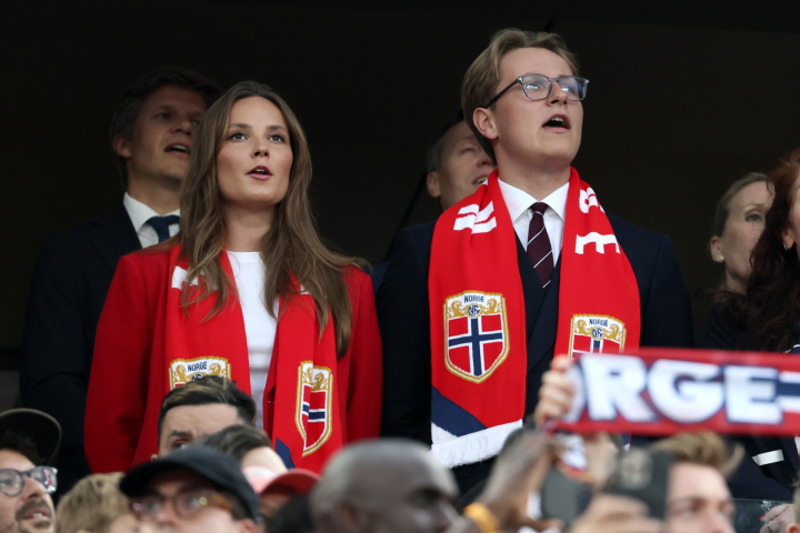 Ingrid Alexandra y Sverre Magnus de Noruega en el partido entre Noruega y Senegal del Mundial 2026