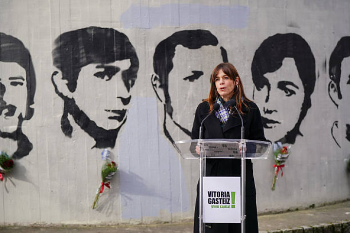 alt="alt="VITORIA, BASQUE COUNTRY, SPAIN - MARCH 02: The mayoress of Vitoria, Maider Etxebarria, during the unveiling of the plaque declaring the church of San Francisco de Asis a Place of Democratic Memory, on 2 March 2026, in Vitoria, Basque Country, Spain. The recognition of the church, the scene of the events of 3 March 1976, is granted "for its profound significance in the imagination of the working classes, for its expression of resistance to the oppression of the dictatorship" and for being "a reference" of those "horrible events and murders", according to the resolution. (Photo By Iñaki Berasaluce/Europa Press via Getty Images)""
