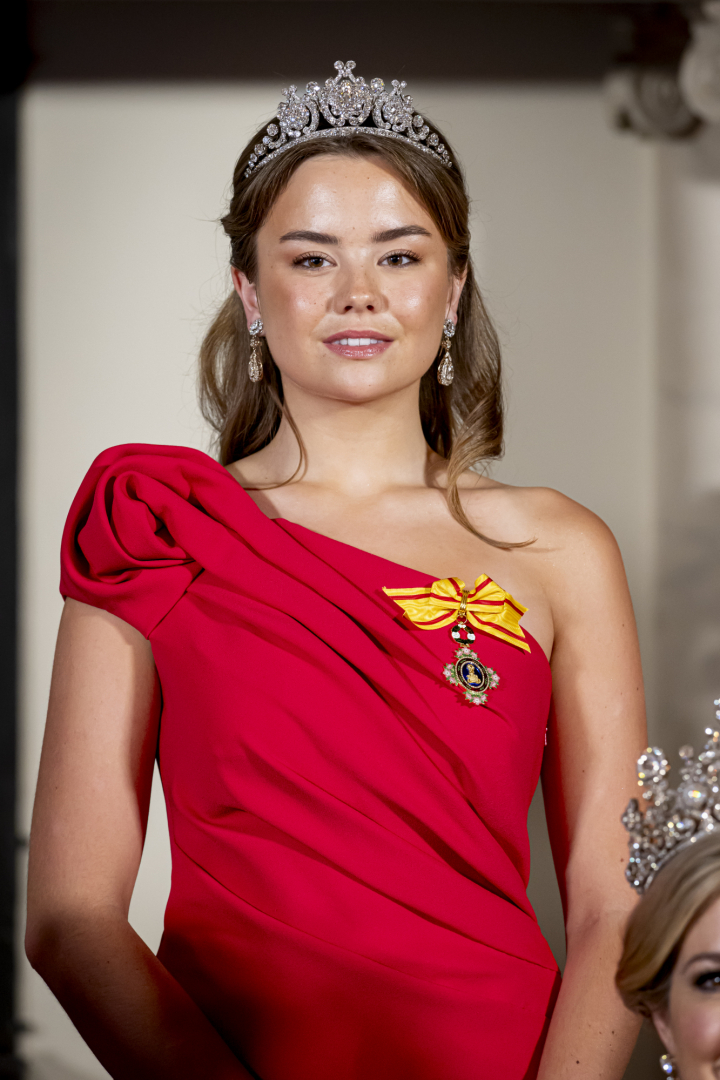 Ariane de Holanda con la Tiara de Diamantes de la reina Emma en su debut en una cena de gala en la visita de Estado de los emperadores de Japón a Países Bajos