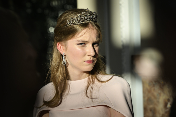 Eléonore de Bélgica en su estreno con tiara y con pendientes de estilo Art Deco en la cena de gala por la visita de Estado de los emperadores de Japón a Bélgica
