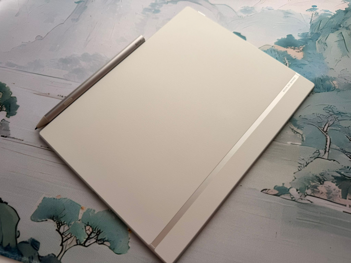 La tablet BOOX Go 10.3 (Gen II) Lumi, con el stylus de la marca.