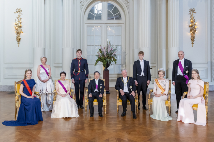Naruhito y Masako de Japón con los reyes de Bélgica, sus cuatro hijos y Astrid y Lorenz de Bélgica en la cena de gala por la visita de Estado de los emperadores de Japón