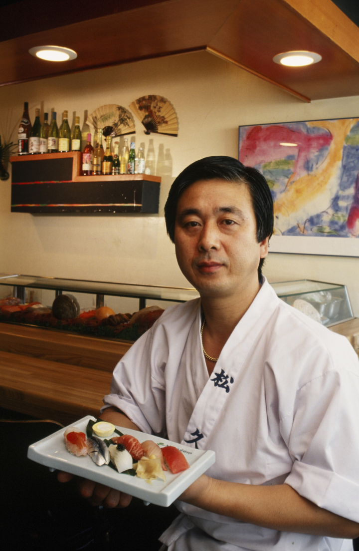 Nobuyuki 'Nobu' Matsuhisa, en su restaurante de Los Ángeles (California) fotografiado en 1988