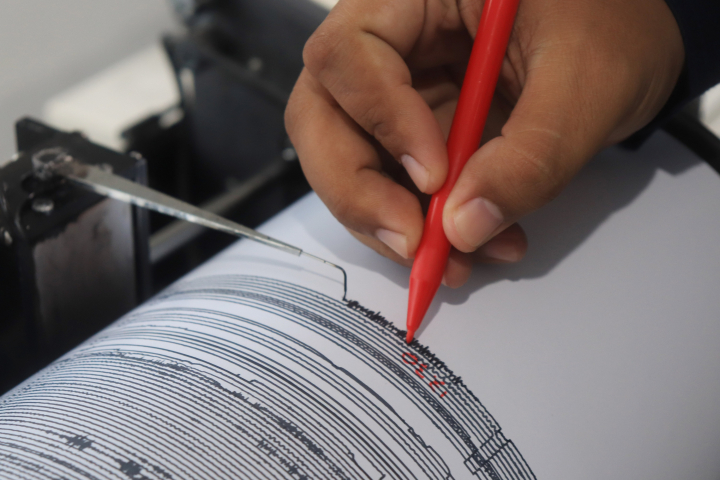 Dos sismólogos trabajan registrando la actividad de un volcán en Indonesia en 2021.