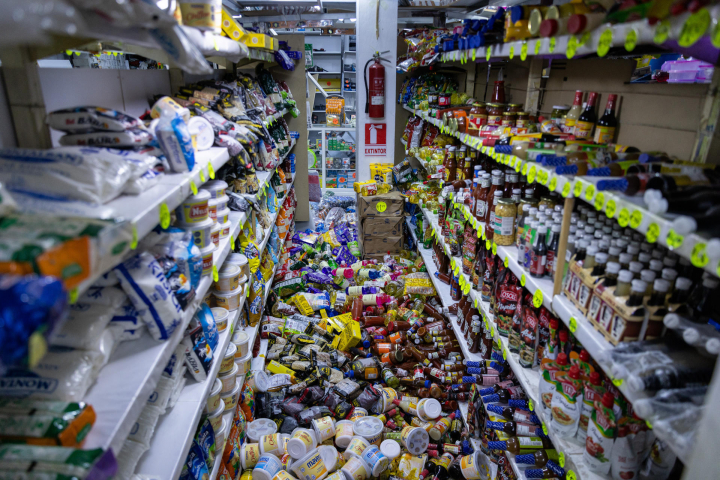 alt="alt="Fotografía que muestra alimentos caídos en un almacén este miércoles, luego de dos fuertes terremotos que sacudieron el Caribe venezolano, en Caracas.""