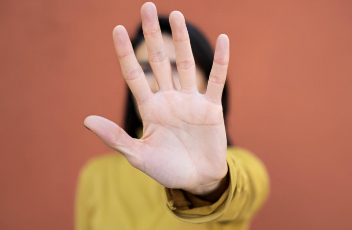 alt="alt="Una persona con la palma de la mano abierta y el brazo estirado""