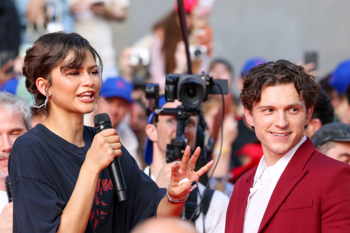 Zendaya y Tom Holland, con sus fans en París