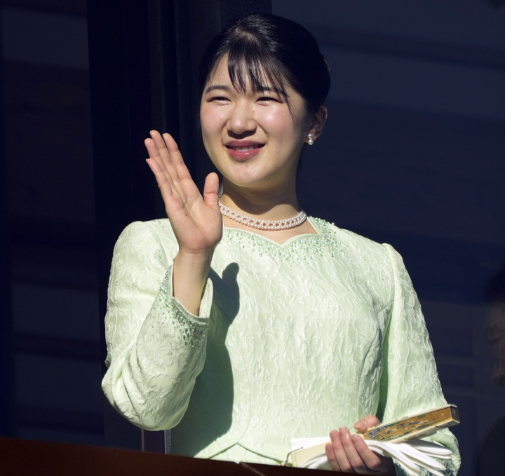 Aiko de Japón saludando en una aparición oficial