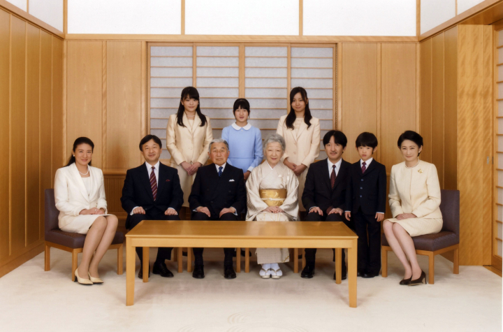Akihito y Michiko de Japón con sus hijos Naruhito y Fumihito, sus nueras Masako y Kiko y sus nietos Aiko, Mako, Kako e Hisahito de Japón