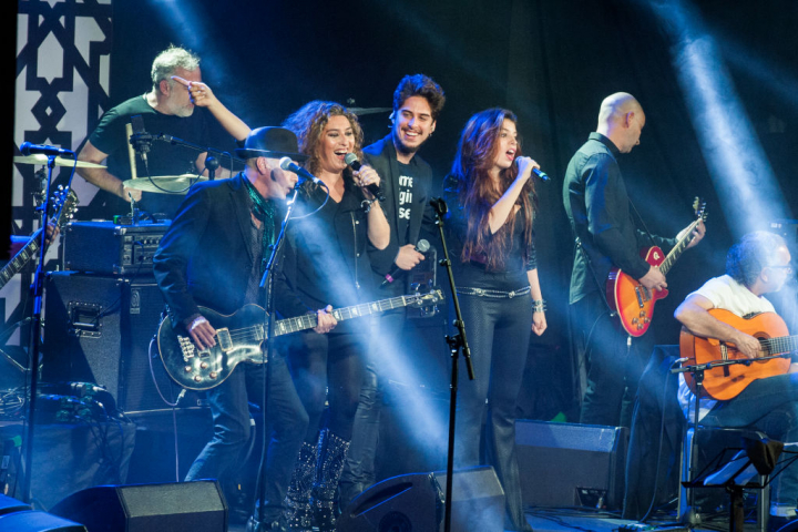 Antonio Arias con los hijos de Enrique Morente, los artistas Estrella Morente, Kiki Morente y Soleá Morente en 2016 en el 20º aniversario de 'Omega'.