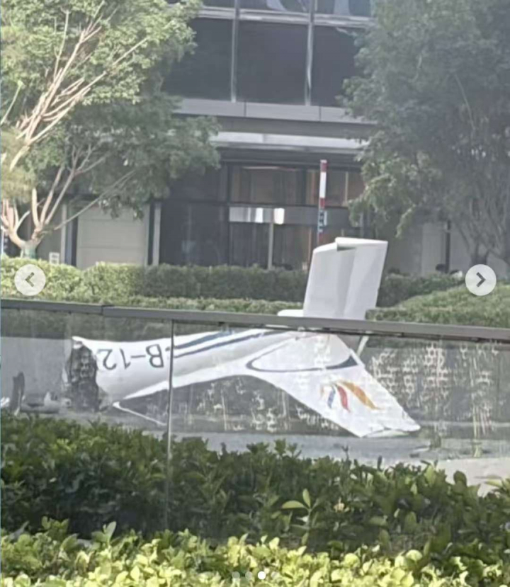 Fotografía cedida que muestra un fragmento de una aeronave en una vía próxima al edificio China Zun este viernes,