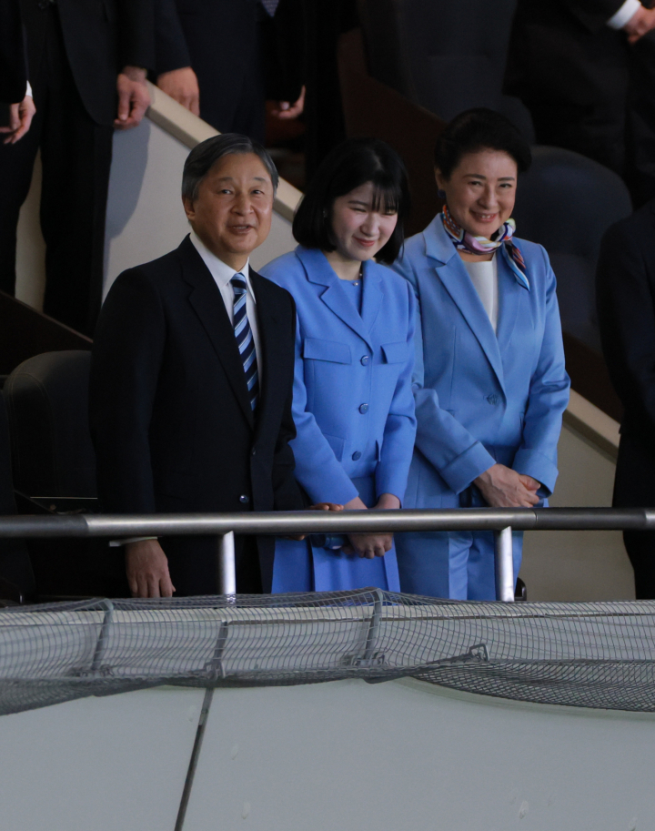 Los emperadores Naruhito y Masako de Japón y su hija Aiko de Japón en un partido de béisbol en Tokyo 2026