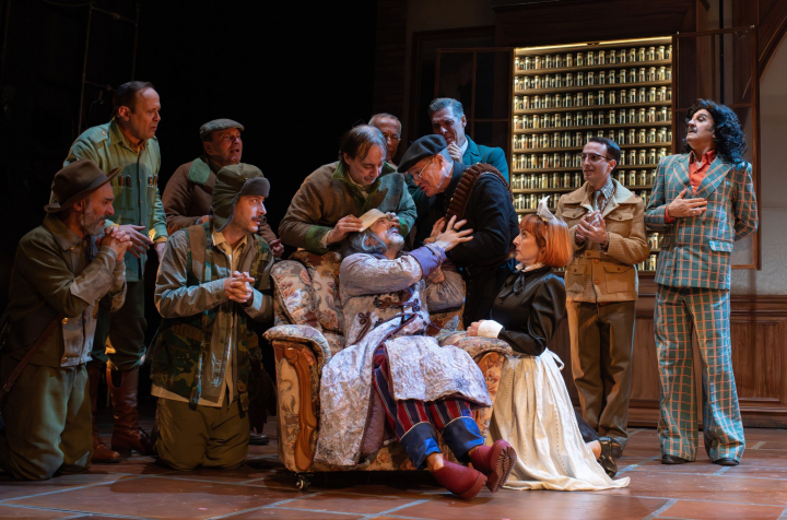 Un momento de la representación teatral de 'La escopeta nacional'