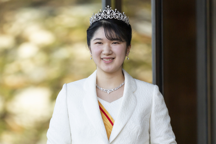 Aiko de Japón con tiara en la celebración de su mayoría de edad
