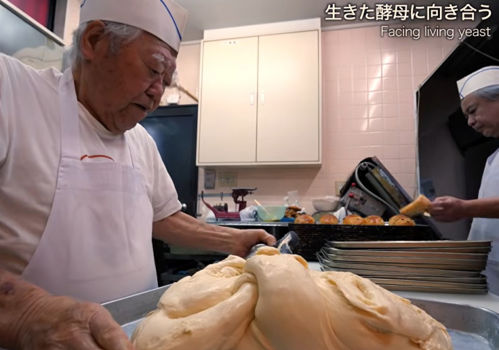 panadero-japones-preparando-levadura