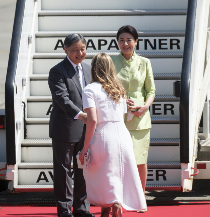 Elisabeth de Bélgica hace la reverencia al emperador Naruhito de Japón en presencia de Masako de Japón al comienzo de la visita de Estado de los emperadores de Japón a Bélgica