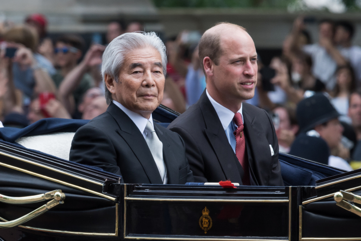 Hirofumi Nakasone y el príncipe Guillermo en carruaje en Londres en la visita de Estado del emperador de Japón a Reino Unido