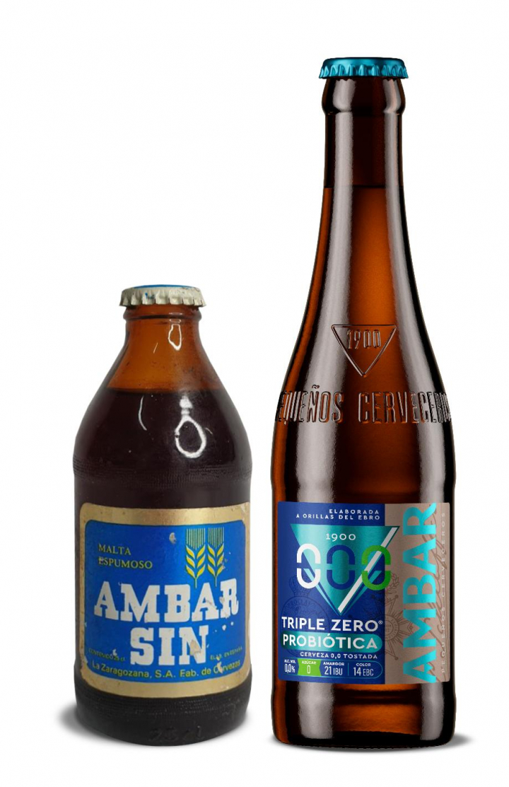 Un botellín de Ambar SIN, la pionera de las cervezas sin alcohol, junto a la última creación de Ambar