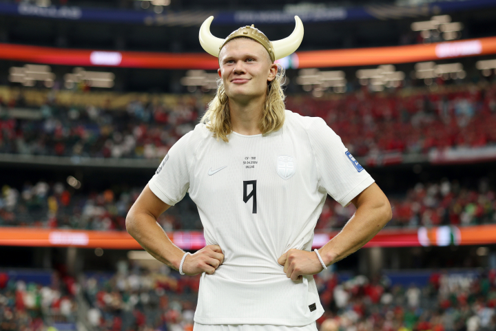 Erling Haaland celebra la clasificación de Noruega a los octavos de final.