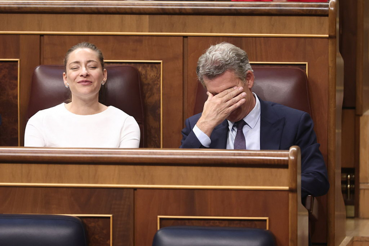MADRID, SPAIN - JUNE 24: The PP’s spokesperson in Congress, Ester Muñoz, and the PP’s leader, Alberto Nuñez Feijoo, during a question time session in the Congress of Deputies on 24 June 2026, in Madrid, Spain. The Prime Minister appears before the Lower House to report on the political situation following developments in the investigations into his wife, the ‘Leire case’ and former Prime Minister Zapatero, as well as the Supreme Court’s conviction of former minister Abalos, his adviser Koldo, and businessman Victor de Aldama. (Photo By Eduardo Parra/Europa Press via Getty Images)