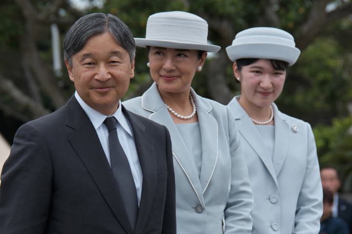 Naruhito y Masako de Japón con su hija Aiko de Japón en Okinawa