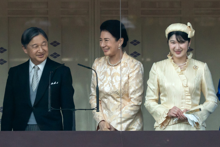 Naruhito y Masako de Japón y su hija Aiko de Japón en el 66 cumpleaños del emperador