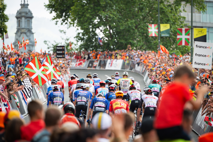 Imagen de la etapa inaugural en Bilbao del Tour 2023