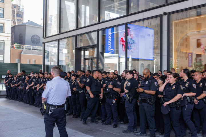 alt="alt="Agentes del Departamento de Policía de Nueva York (NYPD) están apostados en las afueras del Madison Square Garden antes de la ceremonia de boda de Taylor Swift.""