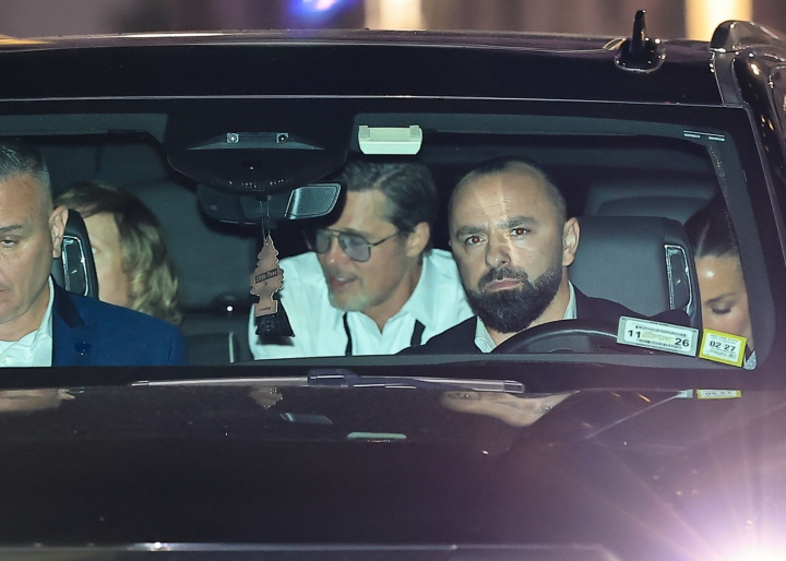 alt="alt="Brad Pitt saliendo de la boda de Taylor Swift""