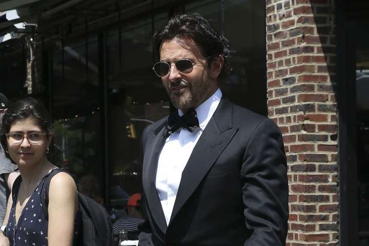alt="alt="Bradley Cooper sale de su casa rumbo a la boda""