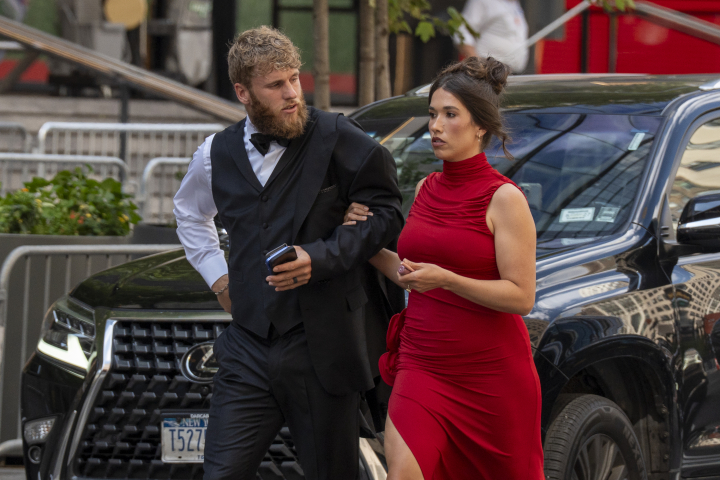 alt="alt="Cooper Kupp (i) y su esposa Anna Marie Kupp llegan la boda de la cantante Taylor Swift con el jugador de fútbol americano Travis Kelce este viernes, en el Madison Square Garden en Nueva York (Estados Unidos).""
